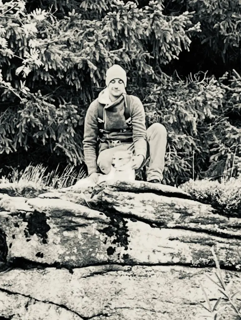 Geschäftsführer Teja Wiesner Bild mit Hund in Natur