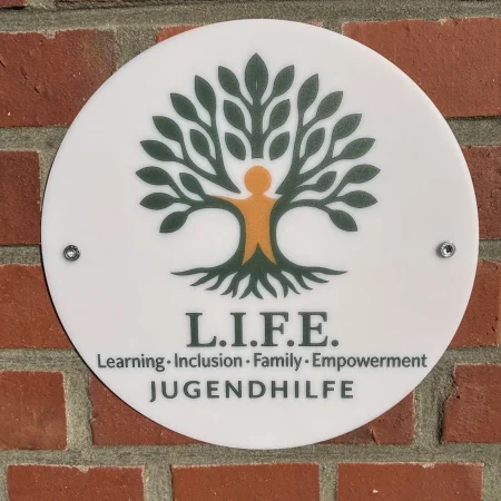 Logo an Firmeneingang in Groß