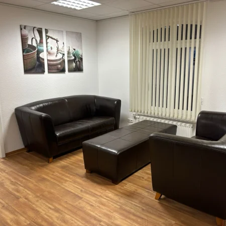 Gemütliche Sitzecke mit Blick aus Fenster